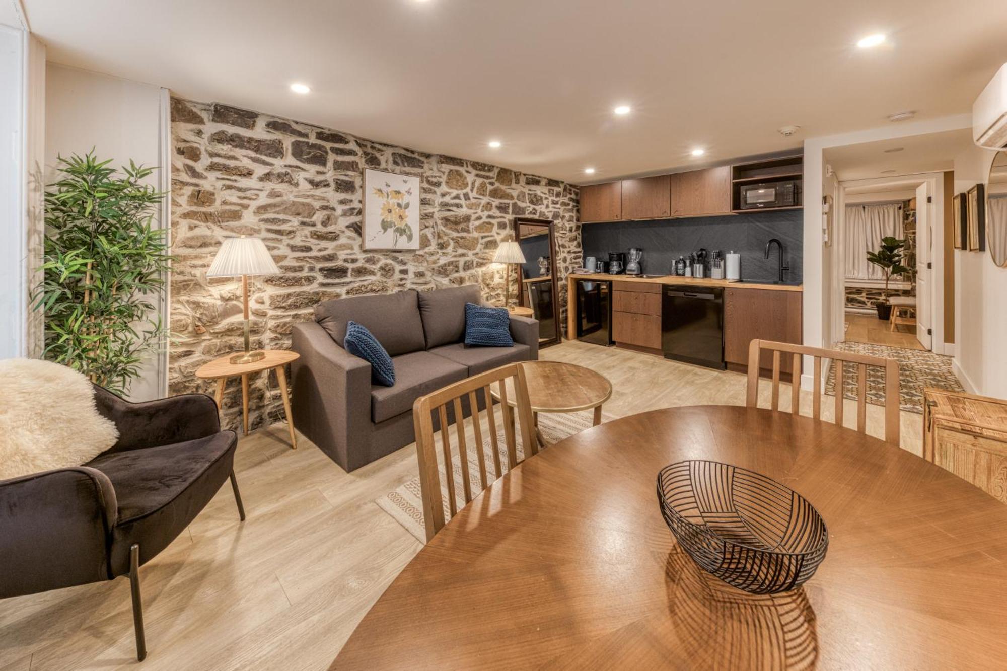 Aparthotel North House - Elegant 1 Bedroom Quebec City